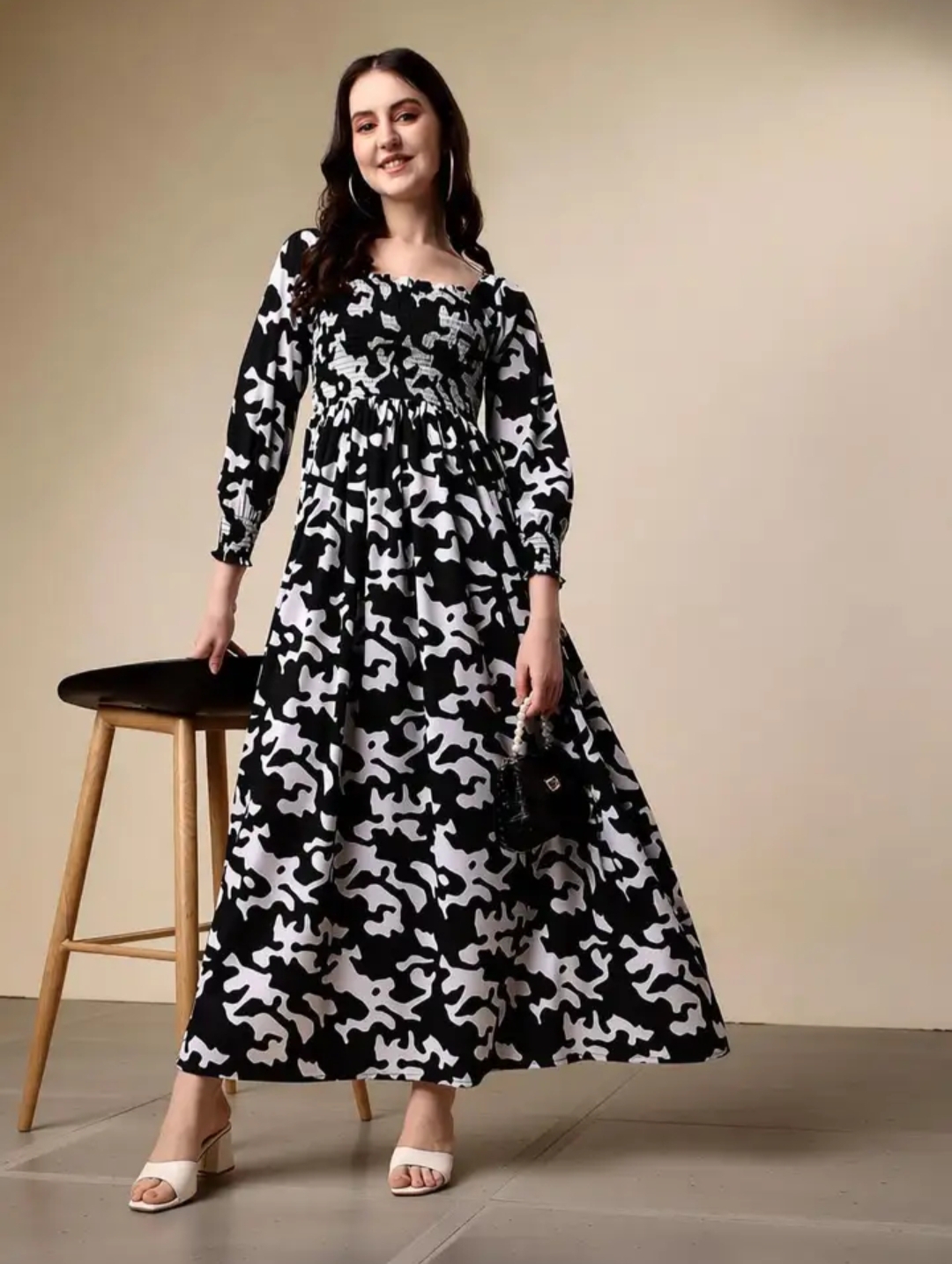 Oplus_131072 Elegant Black Abstract Print Flared Midi Dress - Image 1